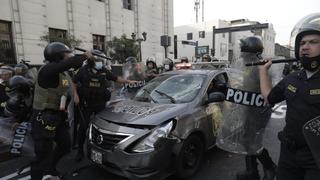 Manifestación en Centro de Lima: patrullero acaba dañado tras ataque en Av. Abancay