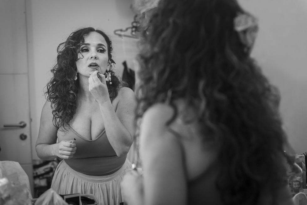 Érika Villalobos en el camerino del Teatro Municipal, a solo unos minutos de salir a escena con "Todos Vuelven", el musical que repasa la historia del Perú a través de momentos claves de nuestro pasado y al ritmo de clásicos como “Cholo soy”, “Ódiame por piedad yo te lo pido”, “El Condor pasa”, entre otros temas. 