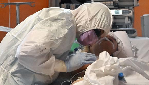 Un médico examina a una paciente con coronavirus en un hospital de Roma, Italia, el 24 de marzo. Foto: AFP
