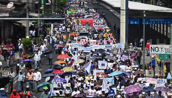 La gente protesta contra las políticas del presidente Nayib Bukele y su reelección el Día de la Independencia en San Salvador. (Foto de Marvin RECINOS / AFP)
