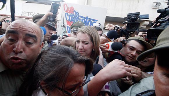 Nuera de Bachelet salió entre insultos de la fiscalía (VIDEO)