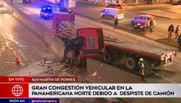 Tráiler quedó completamente volteado. (Foto: Captura/América Noticias)