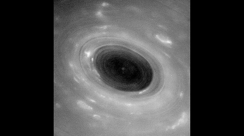 Esta imagen sin precedentes muestra rasgos en la atm&oacute;sfera de Saturno. Es la primera vez que se obtienen fotos tan cercanas de la atm&oacute;sfera de este planeta. (Foto: NASA/JPL-Caltech/Space Science Institute)