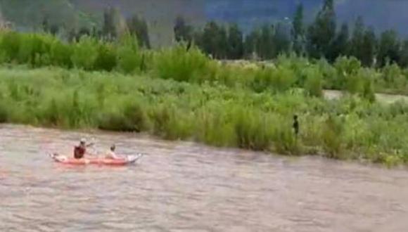 Uno de los habitantes de la zona pudo apreciar como las intensas corrientes de agua estaban arrastrando a una persona y de inmediato llamó a la policía para que lo puedan rescatar (PNP).