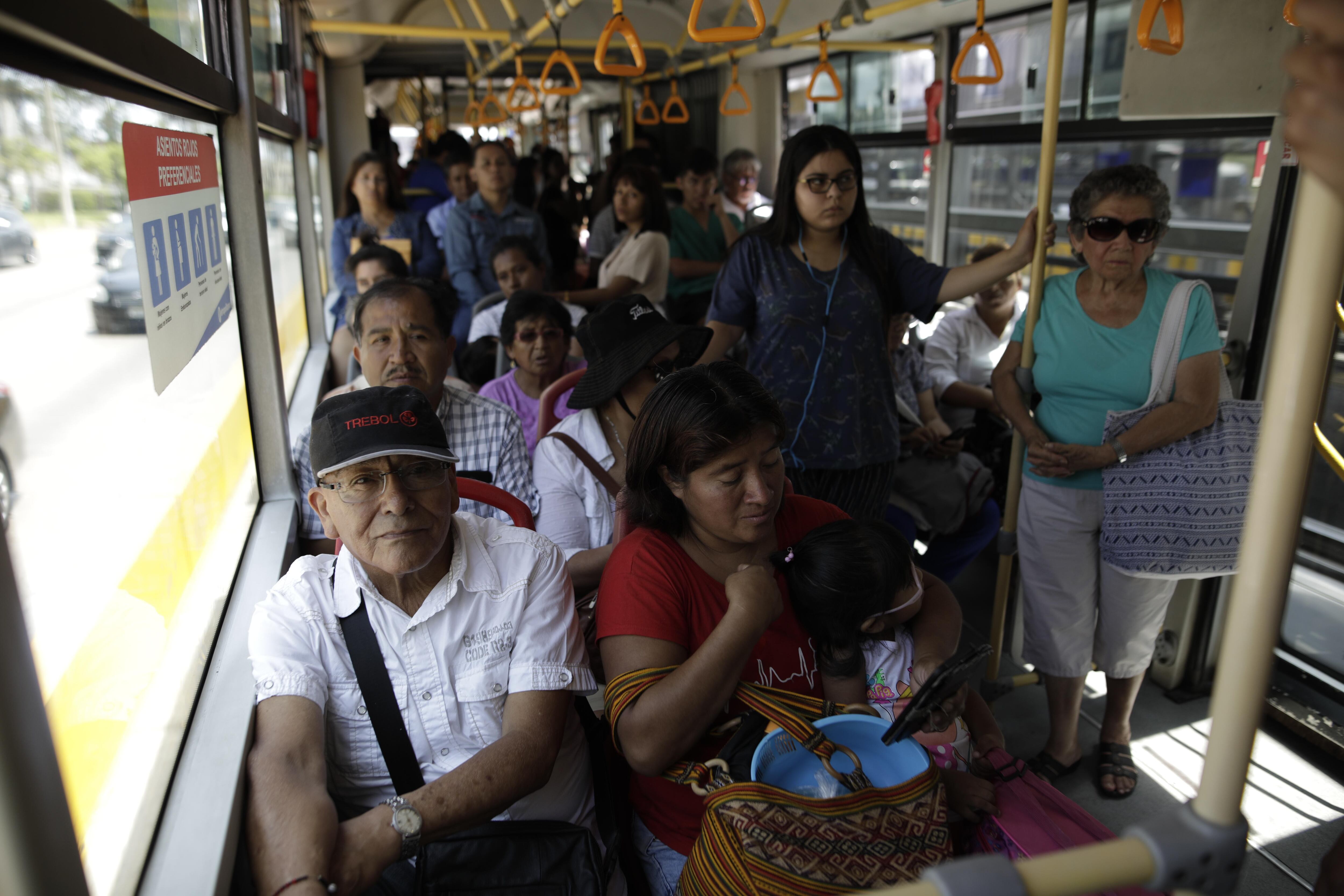 En los buses del Metropolitano se perifonean las indicaciones de prevención ante el coronavirus.  (Foto: Anthony Niño de Guzmán)
