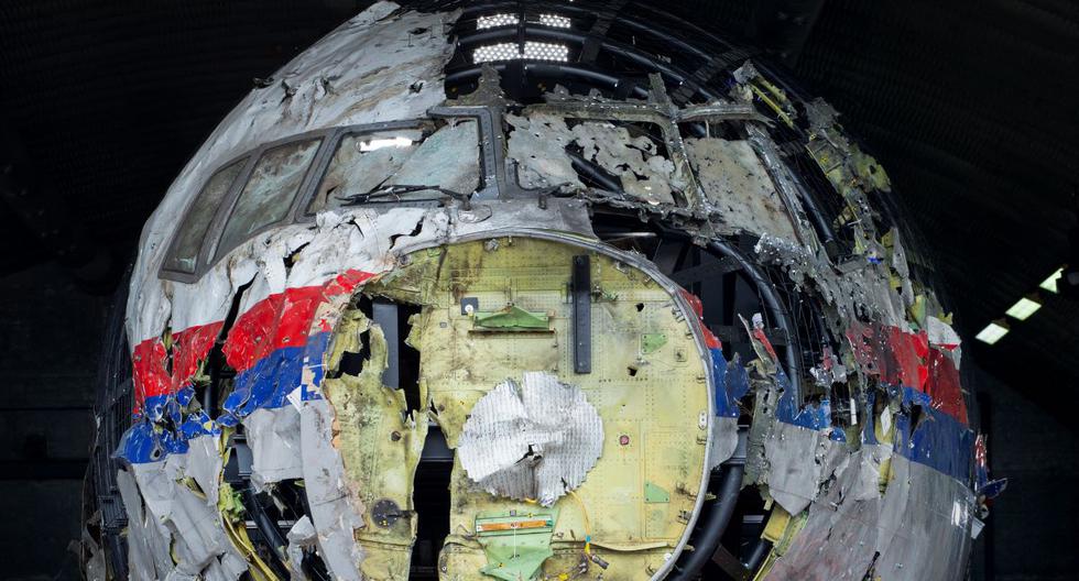 Esta fotografía tomada el 26 de mayo de 2021 muestra los restos reconstruidos del vuelo MH17 de Malaysia Airlines, en la base aérea de Gilze-Rijen, en el sur de los Países Bajos. (Peter Dejong / AFP).