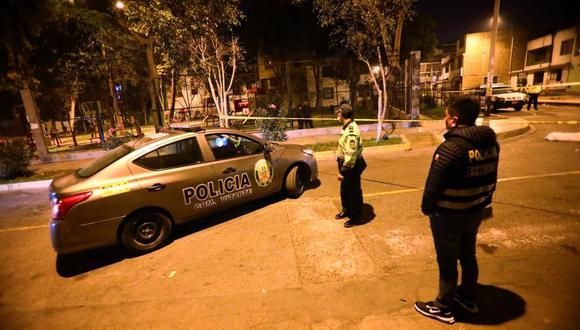 Los agentes revisarán las cámaras de seguridad para tratar de identificar a los criminales. (Foto: GEC)