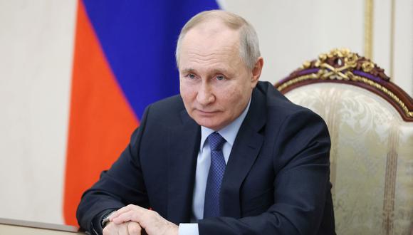 El presidente ruso Vladimir Putin preside una reunión sobre el desarrollo social y económico de Crimea y Sebastopol a través de un enlace de video en el Kremlin en Moscú el 17 de marzo de 2023. (Foto de Mikhail METZEL / SPUTNIK / AFP)