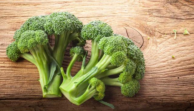 El brócoli aporta tocoferoles, un compuesto orgánico que refuerza nuestro sistema defensivo-inmunitario. Posee vitamina C y betacarotenos, los cuales neutralizan la aparición de células cancerígenas. (Foto: Shutterstock)