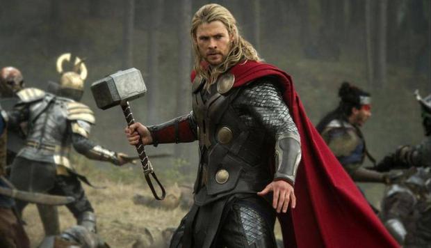 De regata, Chris Hemsworth mostra supermúsculos em fim das filmagens de  novo 'Thor' - Quem