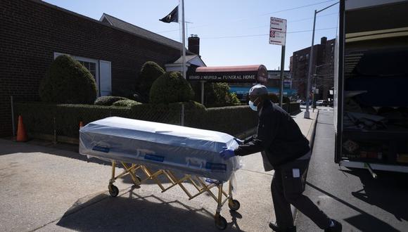 Una de las muertes causadas por el coronavirus en el distrito de Queens de la Ciudad de Nueva York, el 27 de marzo del 2020. (AP Photo/Mark Lennihan).