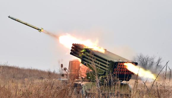 El MLRS BM-21 Grad ucraniano de 122 mm dispara un cohete durante un ejercicio militar en Devichiki, en la región de Kiev, el 28 de octubre de 2016. (GENYA SAVILOV / AFP).