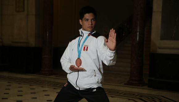 Mariano Wong visitó las instalaciones de El Comercio, luego de obtener la medalla de bronce en los Juegos Panamericanos. (Foto: Alonso Chero)