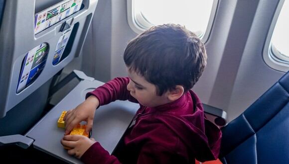 Un niño viajando en avión. (Foto: Pexels)
