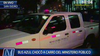 Bus azul choca tres veces con camioneta del Ministerio Público