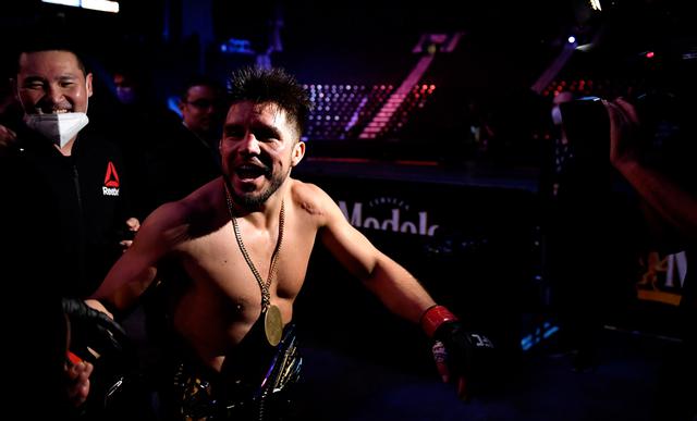 “Triple C’s out”: Henry Cejudo venció a Dominick Cruz y luego anunció su retiro de la UFC | Foto: AP/EFE/AFP/Reuters