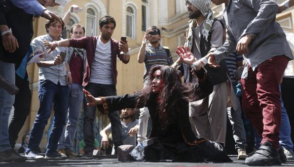 Afganistán: Recrean brutal linchamiento a mujer como protesta