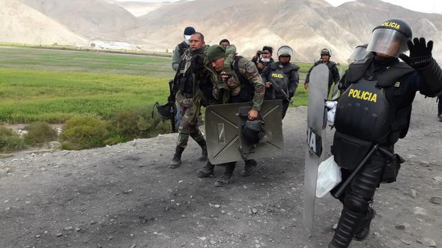 Tía María: enfrentamiento deja un policía herido y dos manifestantes detenidos. (Foto: Zenaida Condori)