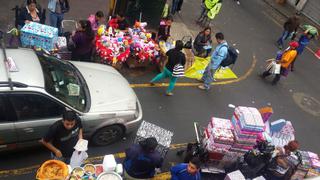 Ambulantes madrugan para ocupar calles del Cercado