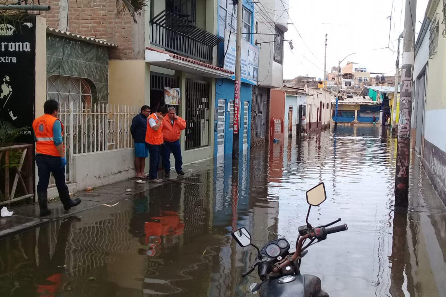 Desde la madrugada, el desborde de un canal provocó la inundación de varias calles y locales públicos en Pacasmayo. (Foto: Andina)