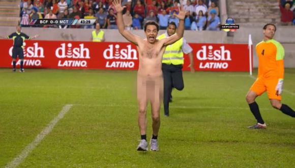 YouTube: Eugenio Derbez corrió desnudo en un partido de fútbol