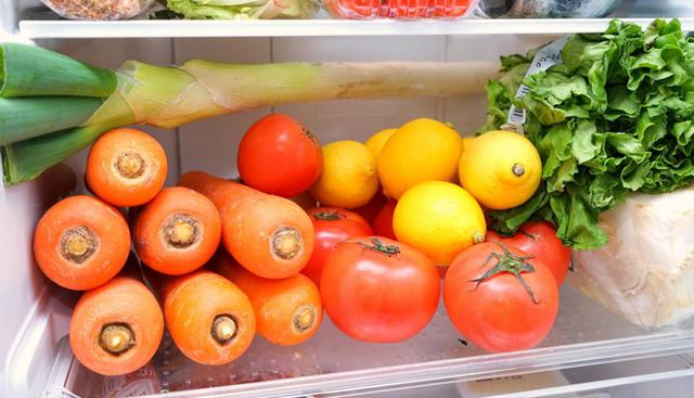 Juega con la cantidad de etileno que liberan los vegetales y frutas. Por ejemplo las manzanas y tomates generan más que la lechuga o la zanahoria. Entonces, guarda los alimentos más sensibles lejos de los otros para que duren más. (Foto: Shutterstock)