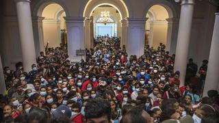 Curiosos hacen largas filas para entrar al palacio presidencial de Sri Lanka tras la huida del presidente | FOTOS