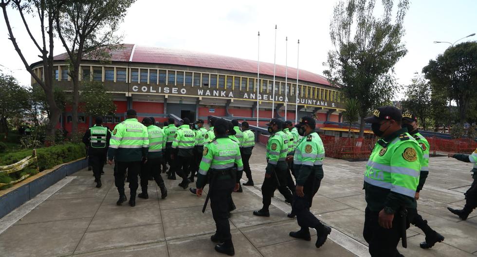 Decenas de policías resguardan los alrededores del Coliseo Huanca, donde se realizará la sesión de Consejo de Ministros con la anunciada presencia del presidente Pedro Castillo. (Foto: Alessandro Currarino / El Comercio)