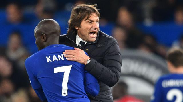 El entrenador del Chelsea felicitó de esta manera a N'Golo Kanté tras su gran partido ante Manchester United. (Foto: AFP)