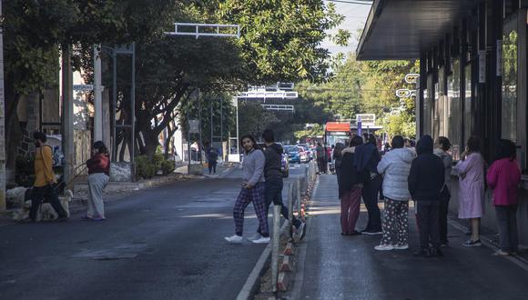 Ciudadanos evacuan sus viviendas tras escuchar una alerta sísmica en la Ciudad de México. (EFE/ Isaac Esquivel).