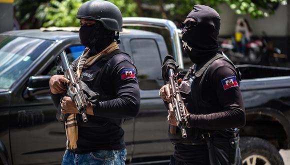 Miembros de la Policía Nacional Haitiana (PNH) realizan un operativo de seguridad en las proximidades del Palacio Nacional, el 1 de mayo de 2024, en Puerto Príncipe, Haití. (Foto de Mentor David Lorens / EFE)