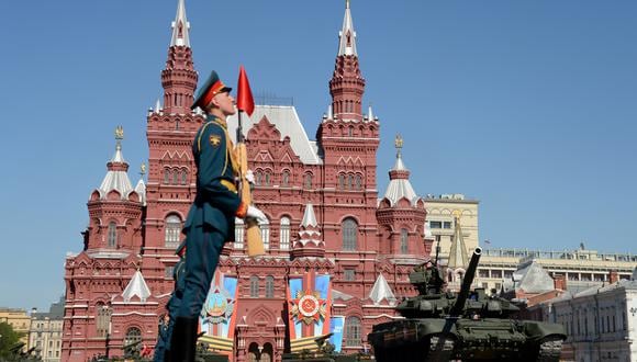 Militares rusos y tanques en la Plaza Roja de Moscú durante el desfile del Día de la Victoria.  AFP PHOTO / KIRILL KUDRYAVTSEV