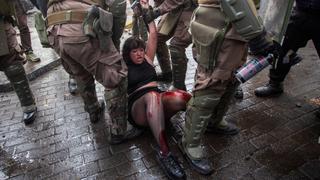 Lesiones oculares, uso indebido de armas, violaciones y torturas: Las claves del informe de HRW sobre la represión en Chile