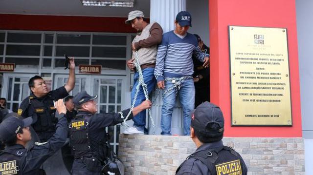 Familiares de regidores de Samanco se encadenan en sede del PJ - 1