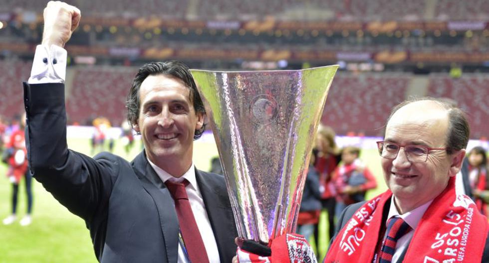 Unai Emery carga el trofeo de la Europa League (Foto: EFE)
