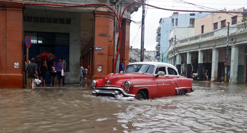 Un carro transita hoy por una calle inundada por el huracpan Idalia en La Habana, Cuba. (EFE/Ernesto Mastrascusa).