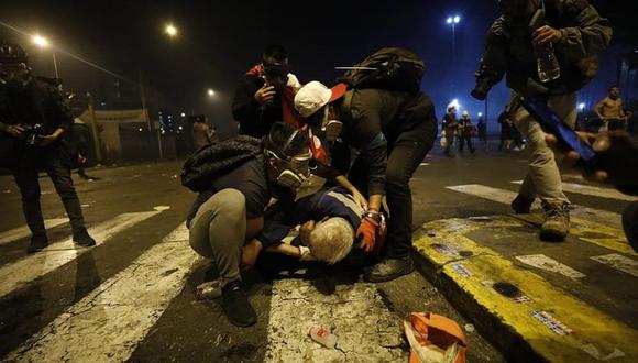 Dos manifestantes fallecieron y decenas resultaron heridos este sábado víctimas de la represión policial contra manifestantes que protestaban pacíficamente en el centro de Lima contra Manuel Merino.