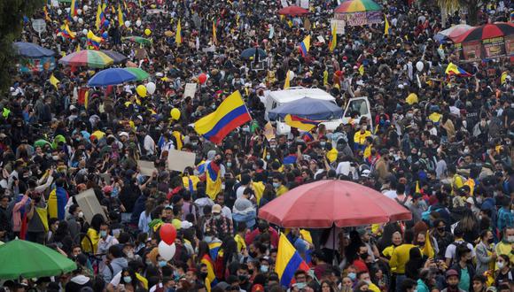 Una multitud se manifiesta contra el gobierno del presidente de Colombia Iván Duque, en el Monumento a los Héroes en Bogotá el 15 de mayo de 2021. (Raúl ARBOLEDA / AFP).