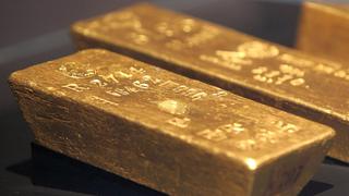 Oro cae por alza del dólar y de rendimientos de bonos en EE.UU. 