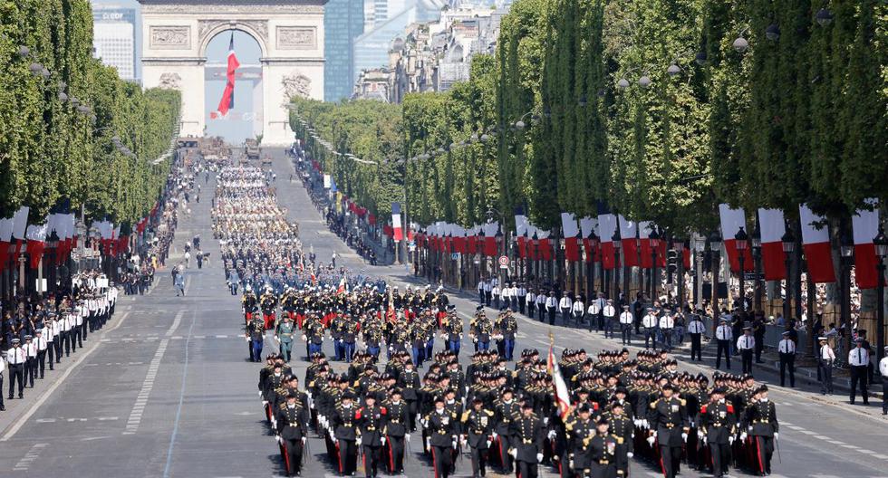 Miembros de las fuerzas armadas de Francia marchan durante el desfile militar del Día de la Bastilla en los Campos Elíseos, en París, el 14 de julio de 2022.
(Ludovic MARIN / AFP).