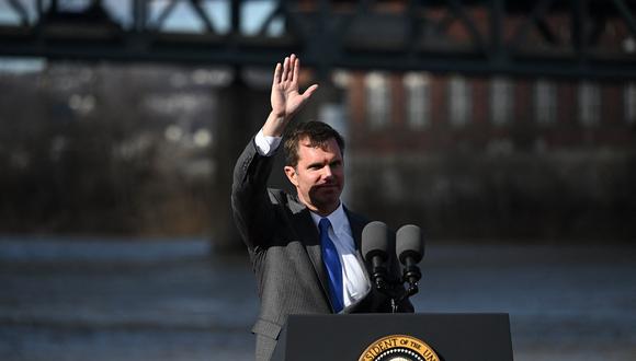 El gobernador de Kentucky, Andy Beshear, habla junto al puente Clay Wade Bailey en Covington, Kentucky, el 4 de enero de 2023. (Foto de Jim WATSON / AFP)