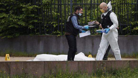 Agentes de la policía judicial examinan el lugar donde dos hombres fueron asesinados a tiros, en Sevran, al norte de París, el 5 de mayo de 2024. (Foto de Geoffroy VAN DER HASSELT / AFP)