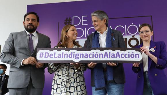 El mandatario Guillermo Lasso junto a la primera dama, María de Lourdes Alcívar (segunda a la izquierda), durante un evento con motivo del Día Internacional de la Eliminación de la Violencia Contra la Mujer, en Quito (Ecuador). (Foto: EFE/ Secom).