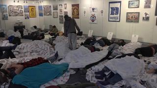 Migrantes desbordan albergues y calles en la frontera de EE.UU. con México