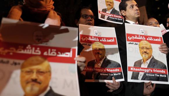 Personas muestran imágenes de Jamal Khashoggi durante una manifestación frente al consulado de Arabia Saudí en Estabul. (Foto: EFE)