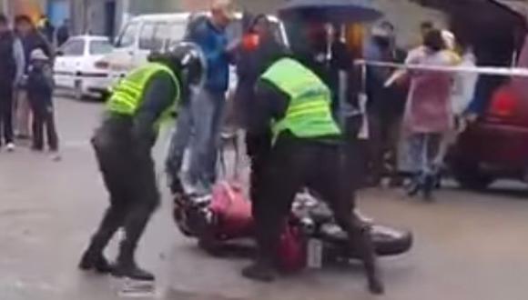 YouTube: policías bolivianos sufren graciosa caída en el Dakar