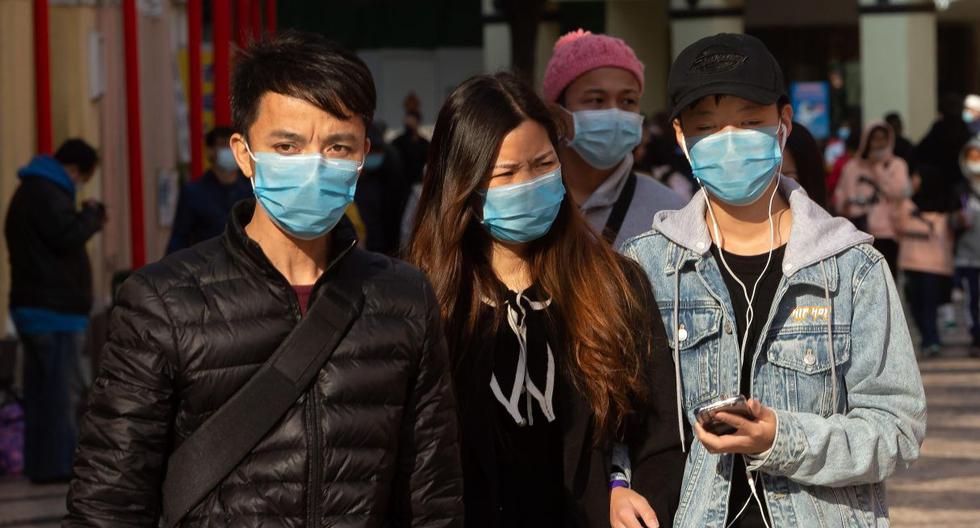 La multa impuesta a la farmacia, según la normativa local, es la máxima que se puede imponer en un caso como este. En la imagen un grupo de personas usando mascarillas para protegerse del brote del coronavirus. (Foto referencial: EFE)