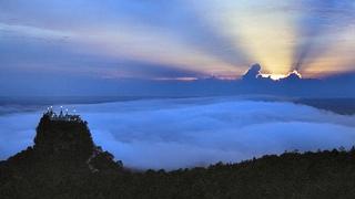 Recorre este monasterio por encima de las nubes en Birmania