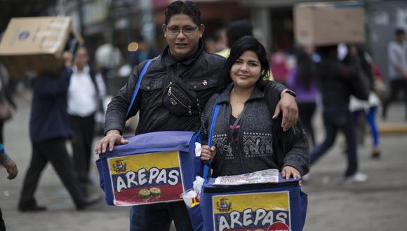 Una pareja de venezolanos que trabaja en la zona de Gamarra. (AP).