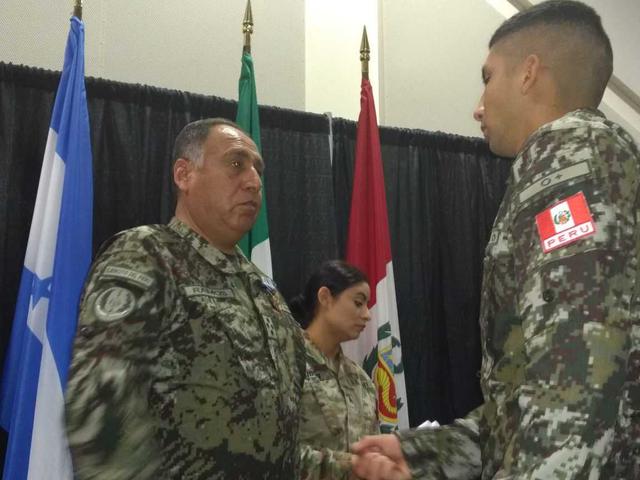 Soldados peruanos  se gradúan en Estados Unidos